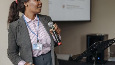 Ilustrasi seseorang sedang gugup dan berkeringat saat presentasi kantor untuk tips Mengatasi kecemasan public speaking.