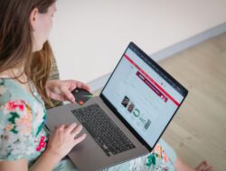 Gimana Cara Mengatasi kecanduan belanja online Biar Dompet Nggak Jebol Tiap Akhir Bulan?