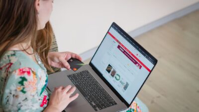 Ilustrasi tips Mengatasi kecanduan belanja online agar dompet tetap aman di akhir bulan.