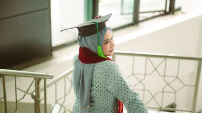 Ilustrasi motivasi kuliah untuk bangkit dari musibah demi meraih masa depan cerah.