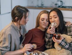 Hati-hati Emotional Eating! Kenapa Stres Bikin Doyan Makan?