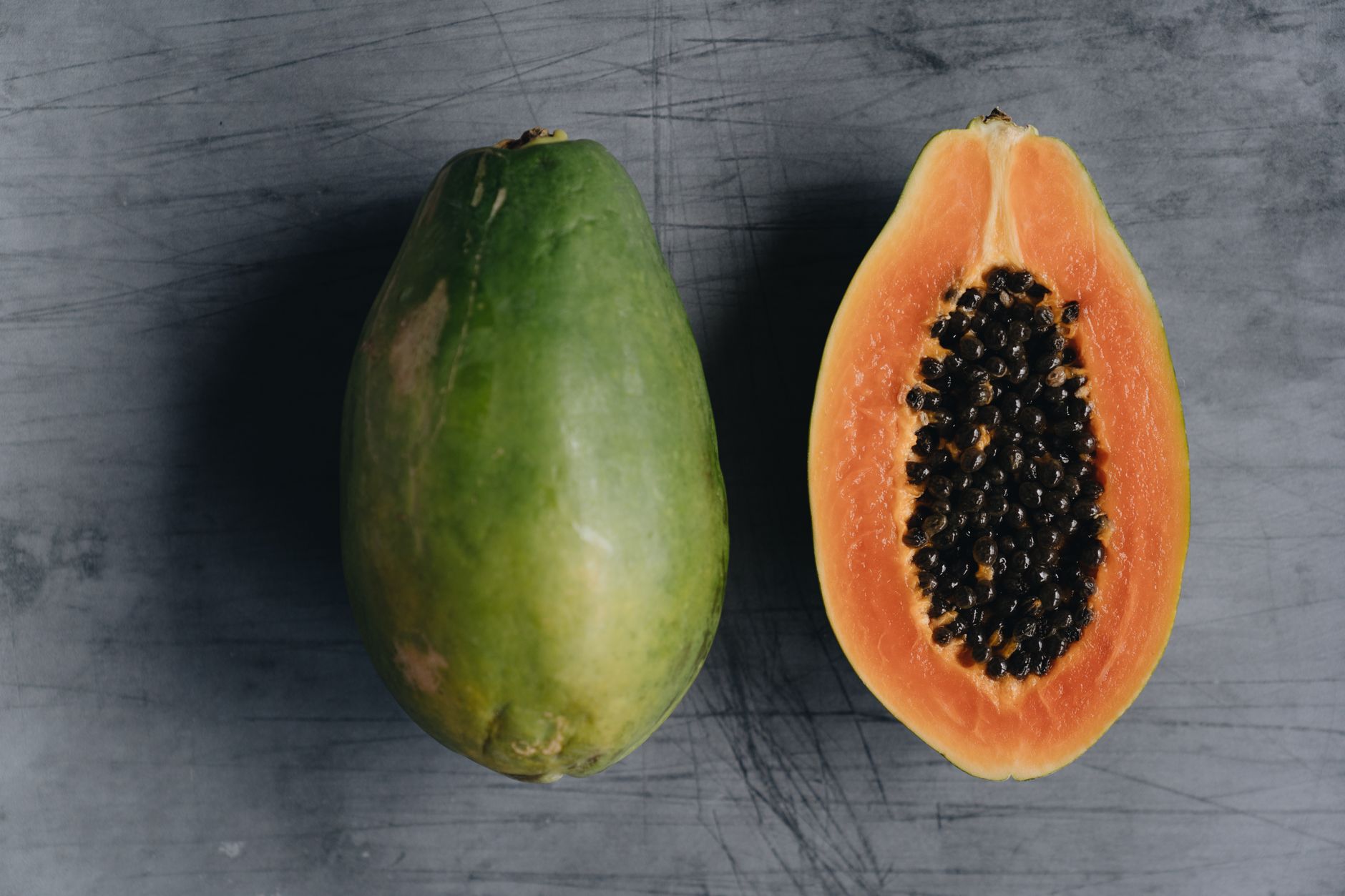 Potongan buah pepaya segar sebagai ilustrasi dampak makan pepaya berlebih bagi kesehatan tubuh.