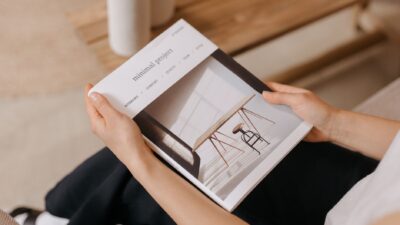 Ilustrasi gaya hidup minimalis untuk membersihkan rumah dan pikiran dari rasa semrawut.