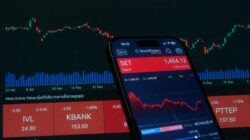 Ilustrasi panduan investasi saham pemula untuk mendapatkan keuntungan.