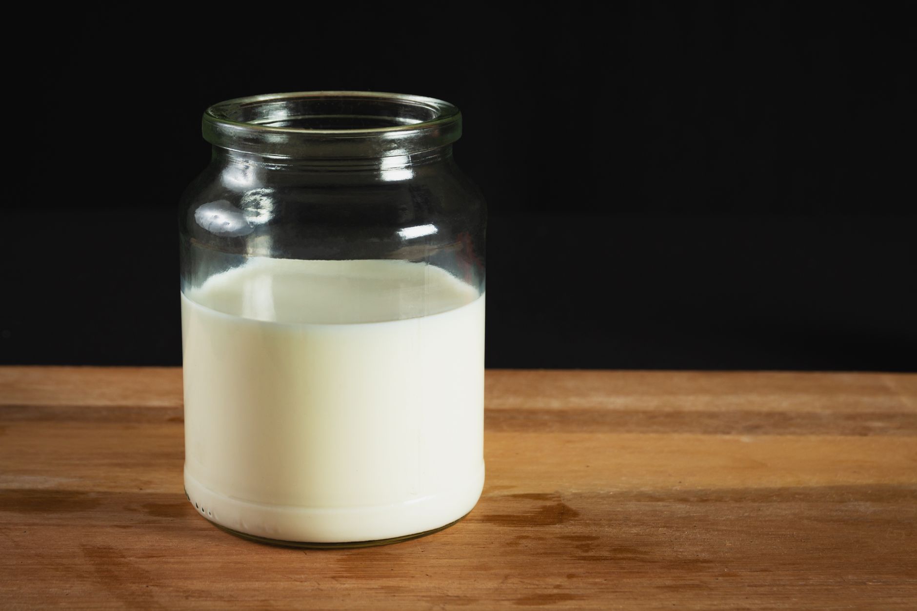 Perbandingan susu evaporasi dan susu UHT dalam kemasan berbeda.