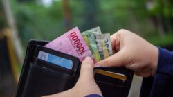 Ilustrasi tips mengelola pengeluaran liburan agar dompet aman dan bebas utang.