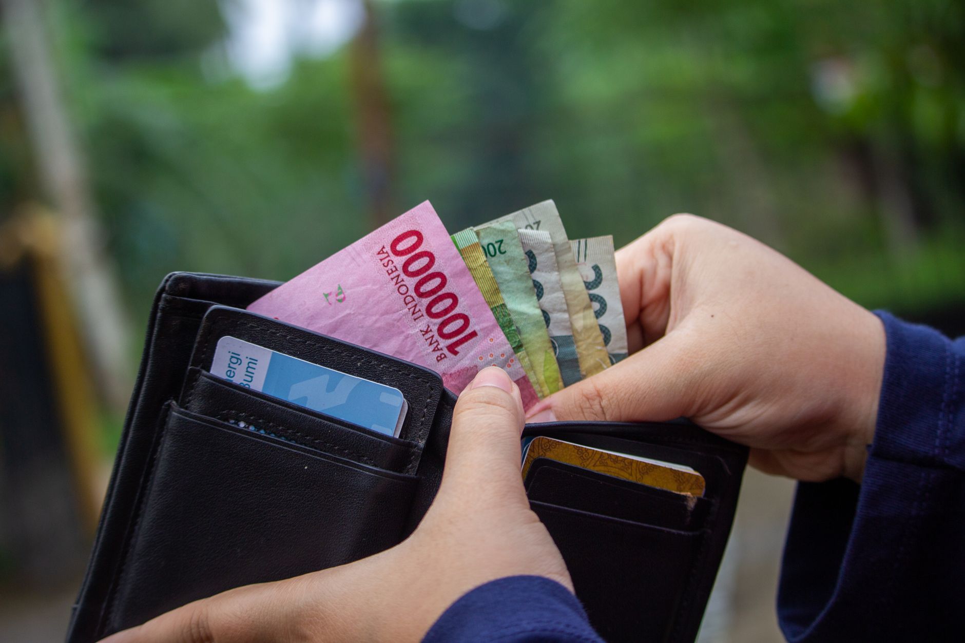 Ilustrasi tips mengelola pengeluaran liburan agar dompet aman dan bebas utang.
