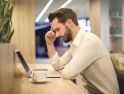 Jangan Dibiarkan! Ini Solusi Overthinking Paling Ampuh