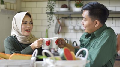 Ilustrasi pasangan membahas kejujuran finansial sebelum menikah.