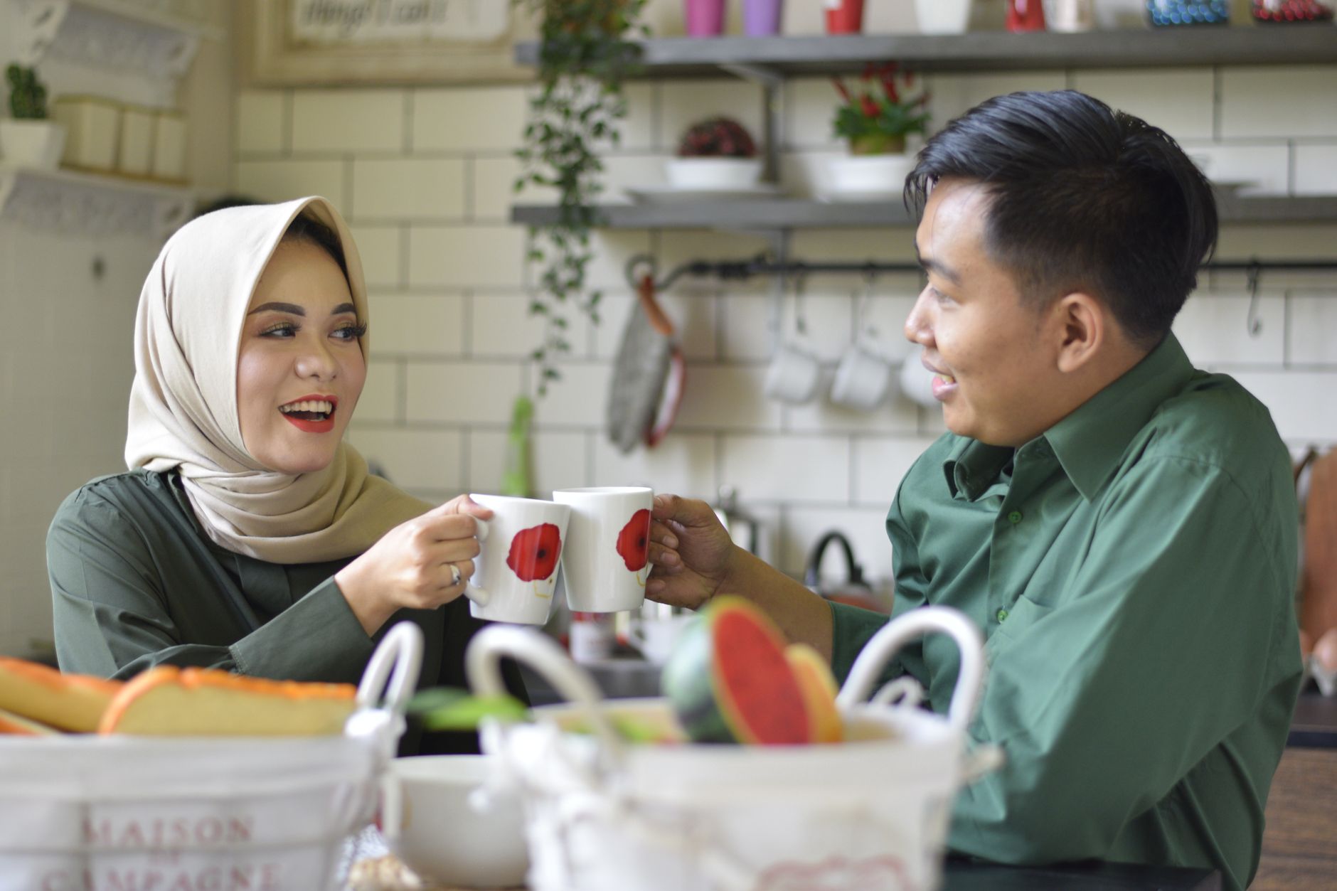 Ilustrasi pasangan membahas kejujuran finansial sebelum menikah.