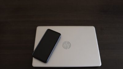 Ilustrasi pilihan menu power laptop hibernate, sleep, dan shutdown di layar.