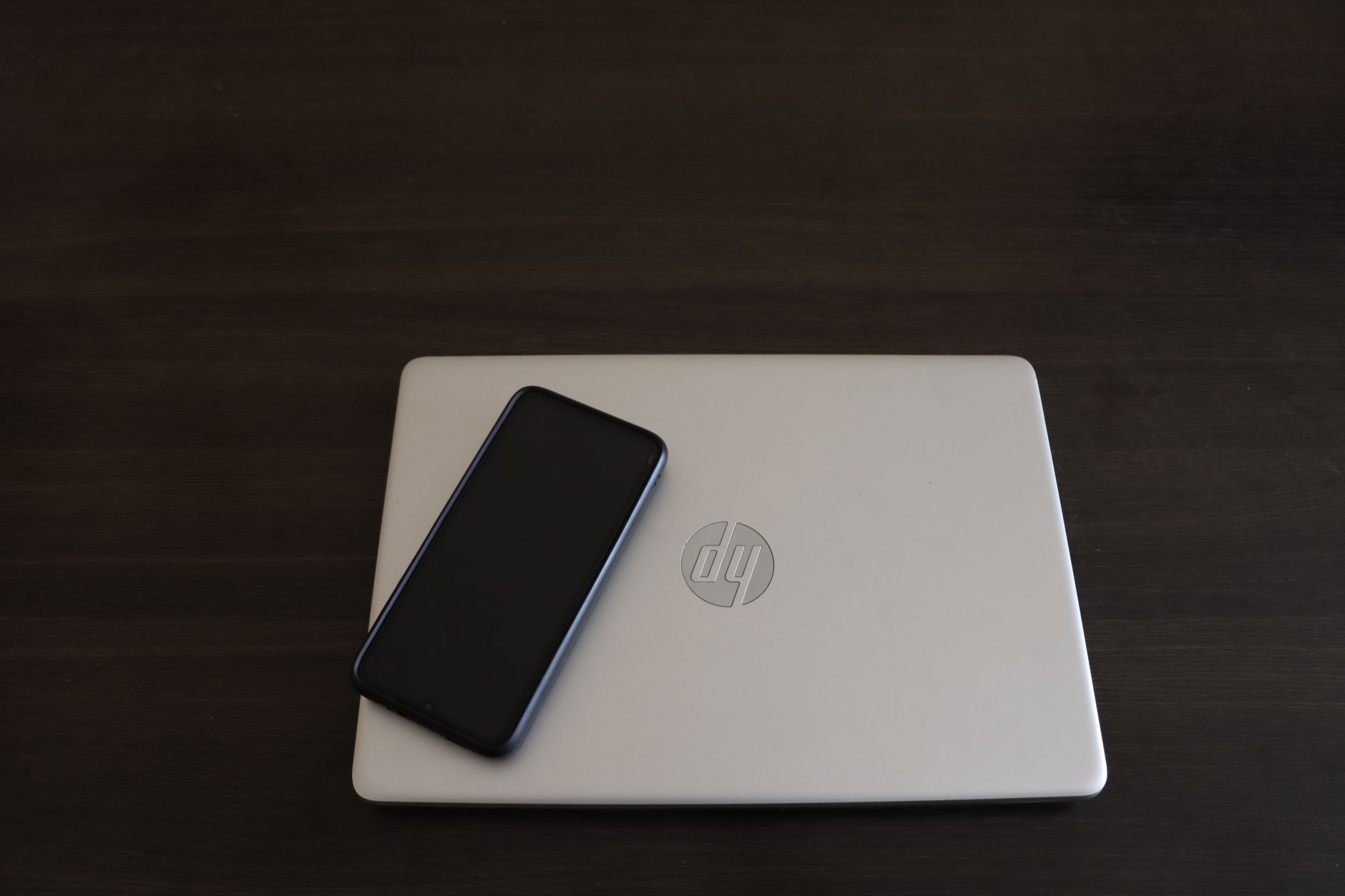Ilustrasi pilihan menu power laptop hibernate, sleep, dan shutdown di layar.