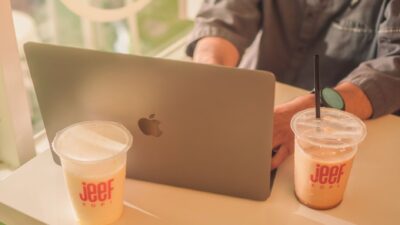 Seseorang memegang kepala karena pusing akibat efek terlalu banyak minum kopi.