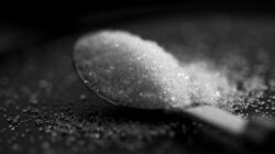 Teks "Kurangi Gula" untuk pencegahan diabetes.