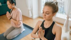Seseorang melakukan pose yoga dengan tenang, mengilustrasikan manfaat yoga bagi kesehatan mental.