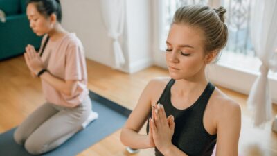 Seseorang melakukan pose yoga dengan tenang, mengilustrasikan manfaat yoga bagi kesehatan mental.