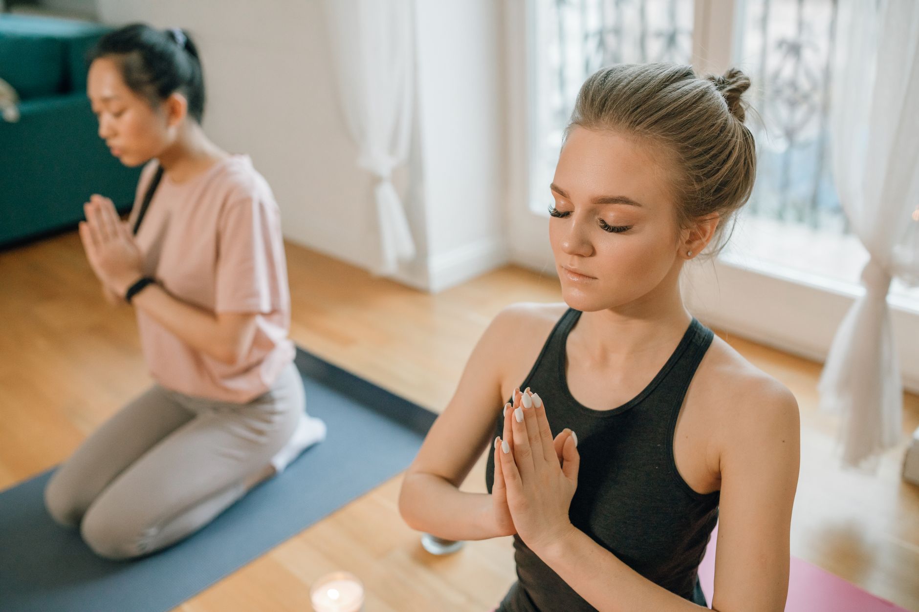 Seseorang melakukan pose yoga dengan tenang, mengilustrasikan manfaat yoga bagi kesehatan mental.