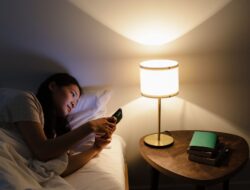 Kebiasaan Fatal! Jangan Pernah Coba-coba Melihat HP Saat Baru Bangun Tidur