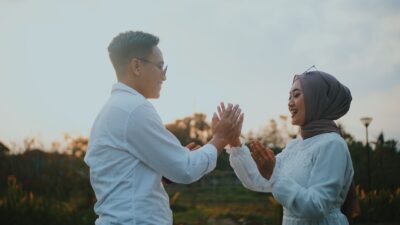 Pasangan yang tampak sedih dan menjaga jarak, melambangkan retaknya hubungan bahagia akibat kebiasaan sepele.