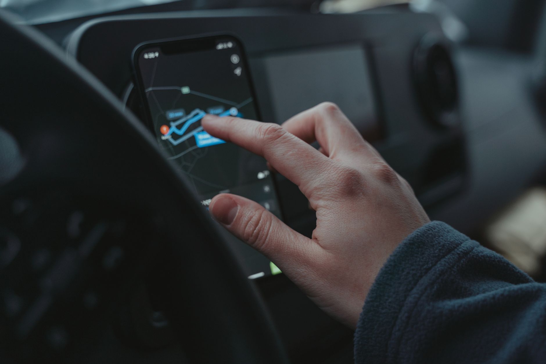 Dashboard mobil modern yang menampilkan tren teknologi mobil tanpa pemutar CD.