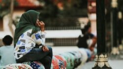 Cara Menenangkan Orang yang Banyak Pikiran, Empati dan Langkah Nyata