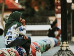 Cara Menenangkan Orang yang Banyak Pikiran, Empati dan Langkah Nyata