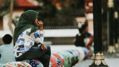 Cara Menenangkan Orang yang Banyak Pikiran, Empati dan Langkah Nyata