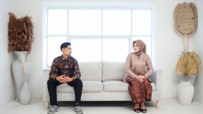 Ilustrasi pasangan perhitungan yang sedang berdebat tentang masalah keuangan dalam hubungan.