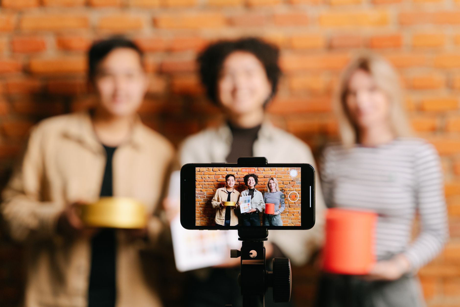 Ilustrasi yang membahas peran influencer dalam memengaruhi keputusan belanja konsumen.