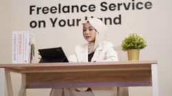 Ilustrasi diversifikasi pendapatan freelance untuk meningkatkan penghasilan secara konsisten.