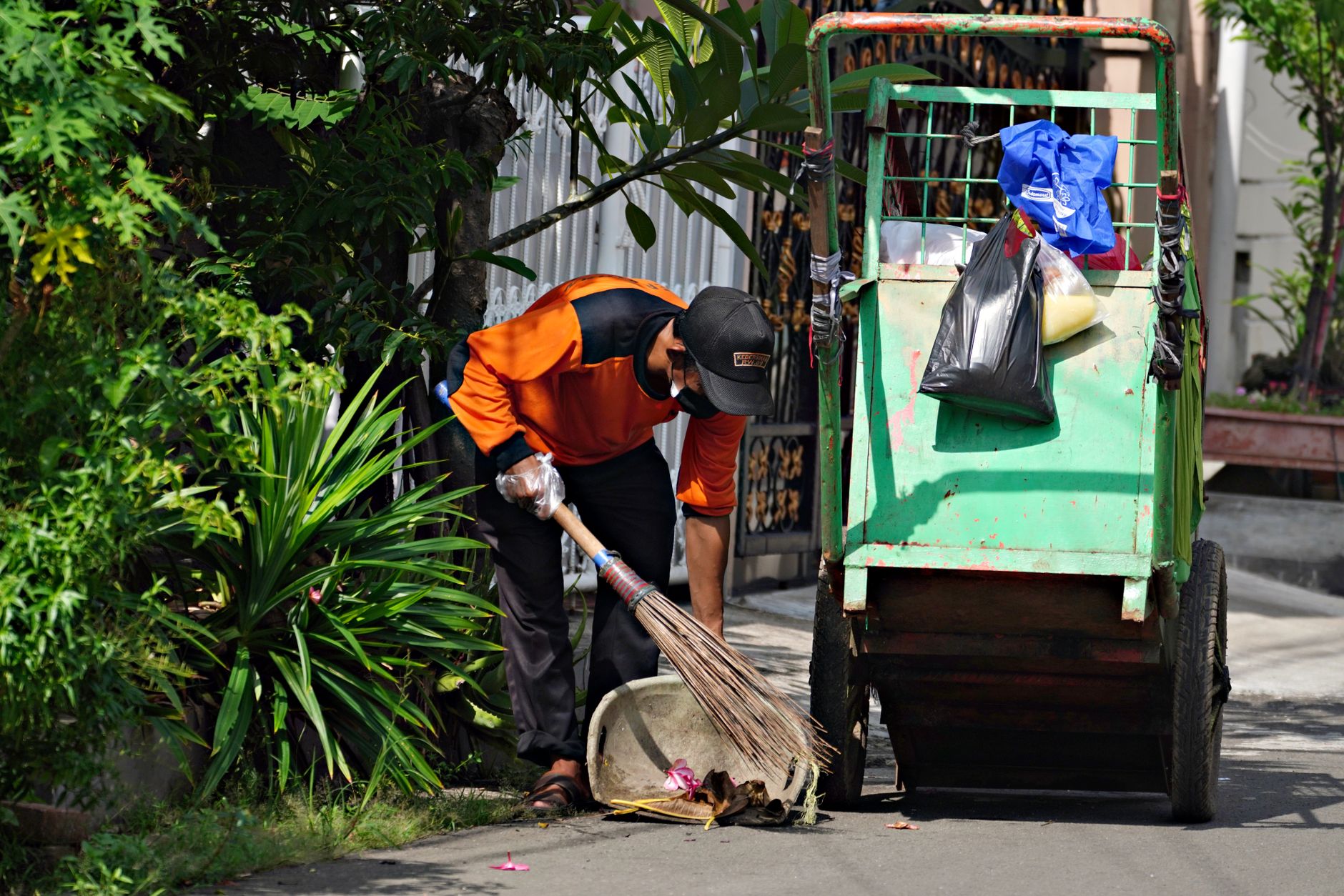 Ilustrasi Budaya Gotong Royong di era digital.