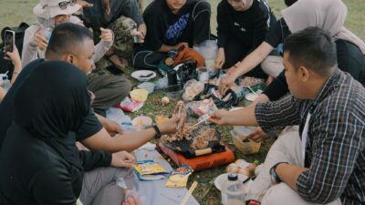 Ilustrasi berbagai contoh hubungan sosial yang terjadi di tengah kehidupan masyarakat sehari-hari.