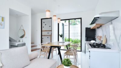 Sudut ruangan yang rapi dan tertata untuk inspirasi menata rumah rapi.