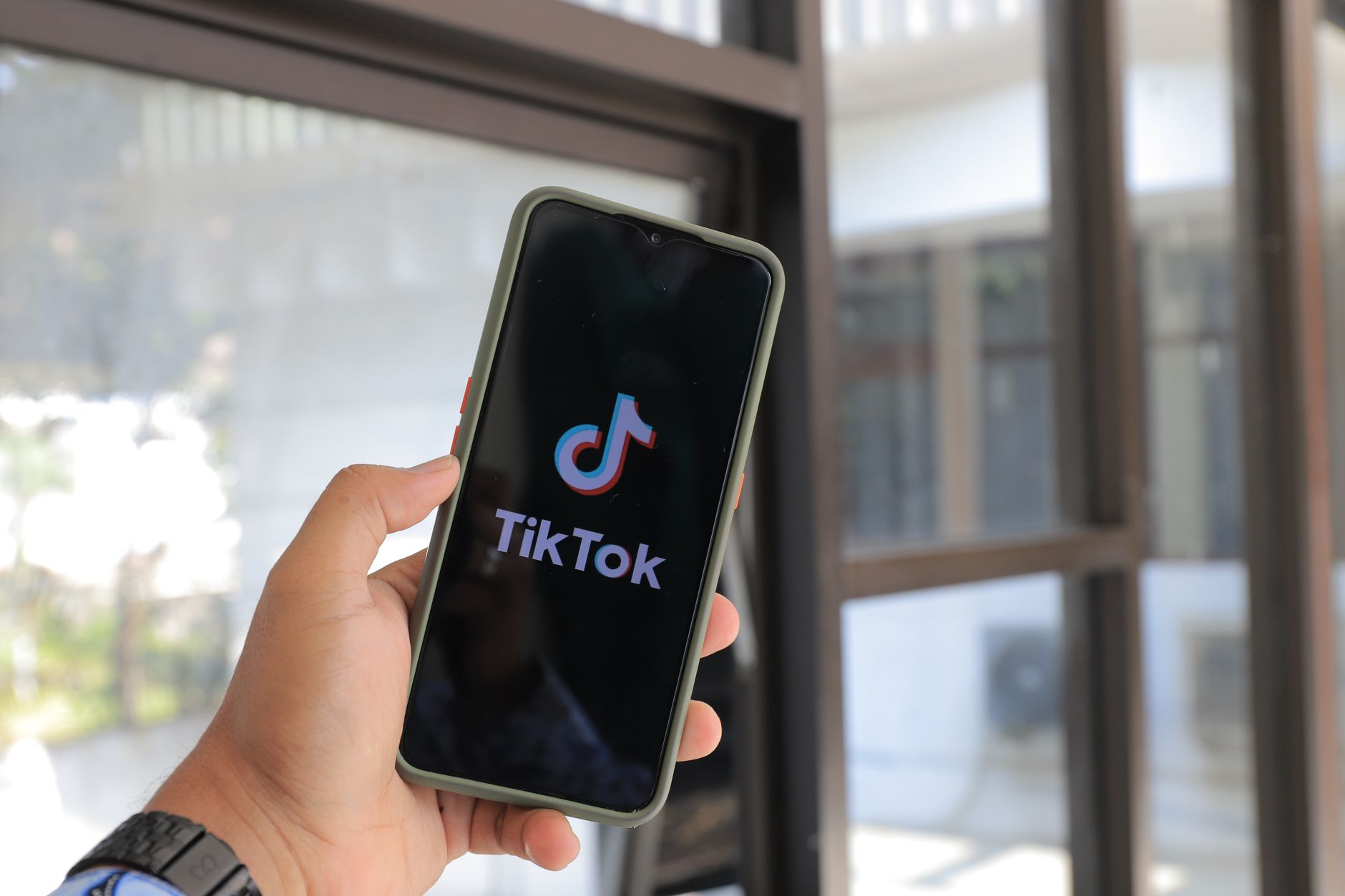 Ilustrasi smartphone dengan ikon TikTok dan panah yang menunjukkan cara kerja algoritma FYP TikTok.