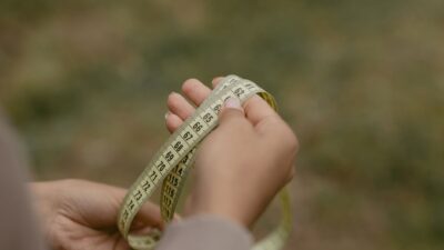 Ilustrasi tips cepat kurus dengan panduan aman menurunkan berat badan tanpa diet ekstrem.