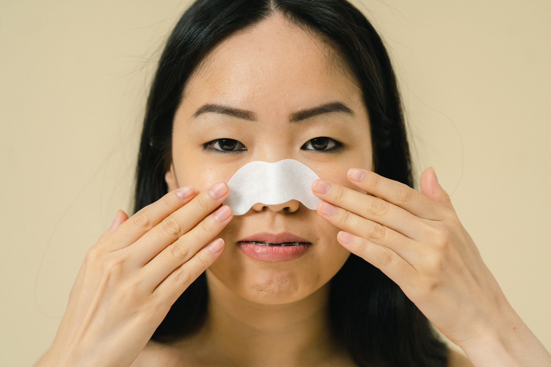 Ilustrasi perawatan wajah untuk mengatasi komedo di hidung akibat penyumbatan pori-pori.