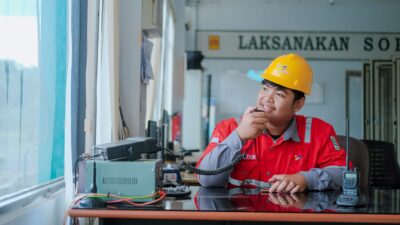 Ilustrasi karyawan kontrak sedang meninjau dokumen pekerjaan di kantor.