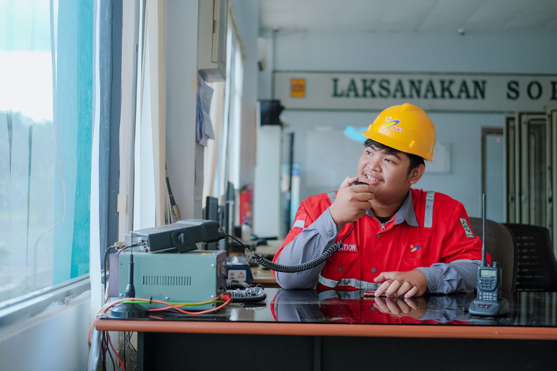 Ilustrasi karyawan kontrak sedang meninjau dokumen pekerjaan di kantor.