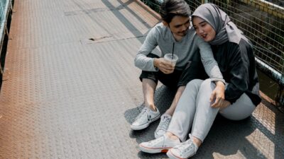 Ilustrasi komunikasi efektif saat menghadapi pasangan emosian dengan tenang.