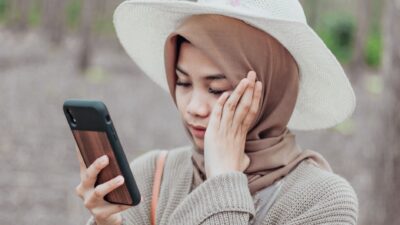 Ilustrasi seseorang kebingungan menghadapi tumpukan tugas, menunjukkan cara mengatasi menunda pekerjaan.