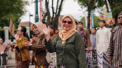 Ilustrasi orang-orang dari berbagai latar belakang budaya yang menunjukkan toleransi keragaman budaya untuk keharmonisan sosi