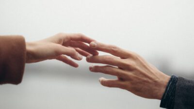 Strategi Melatih Empati dan Kepekaan Emosional