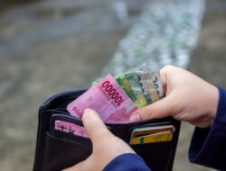 Gaji 2 juta tapi mau hidup tenang? Begini trik gokil atur keuangan rumah tangga biar gak boncos!