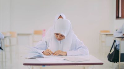 Udah Mau Ujian tapi Kepala Mau Pecah? Gini Cara Mengatasi Stres Akademik Biar Nggak Gila!