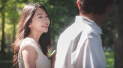Yuk, kenali berbagai ciri wanita menyukai pria yang sering tidak disadari agar kamu tidak salah tangkap sinyalnya!