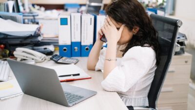 Yuk, temukan berbagai cara efektif mengatasi burnout agar harimu di kantor kembali produktif dan menyenangkan!