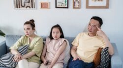 Yuk, kenali dampak buruk silent treatment pada anak agar kita bisa lebih bijak dalam berkomunikasi dengan buah hati!