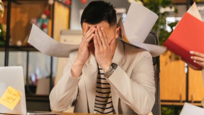 Strategi Efektif Mengelola dan Menghadapi Tekanan dalam Pekerjaan Secara Profesional