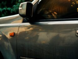 Jangan Asal Lap! Begini Rahasia Perawatan Mobil saat Kena Debu Vulkanik Biar Cat Tetap Mulus