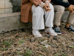 Punya Pasangan Introvert? Kenali Bahasa Cintanya di Sini!